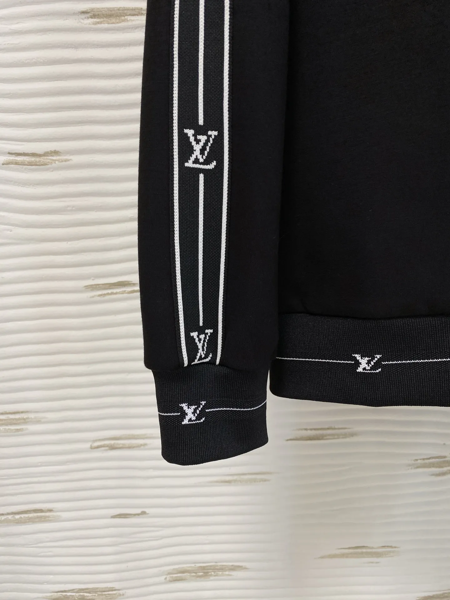 🅿️540 [LV Louis Vuitton] hot-selling suit is coming. Focus on the original version of the official website. 2025 new hot-selling sweatshirt suit. The original order is the best. 🇭🇰The meticulous work of top designers. It has a fitting and perfect upper body effect. All-natural high-quality Tencel Roman cotton 100%, close-fitting comfort, noble and elegant! Original hardware embodies elegance and nobility! Counter size: M-3XL (maximum wear up to 190 pounds)